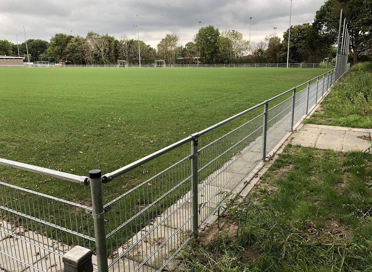 Nieuwe B-veld van Sportvereniging Marken voorzien van omheining