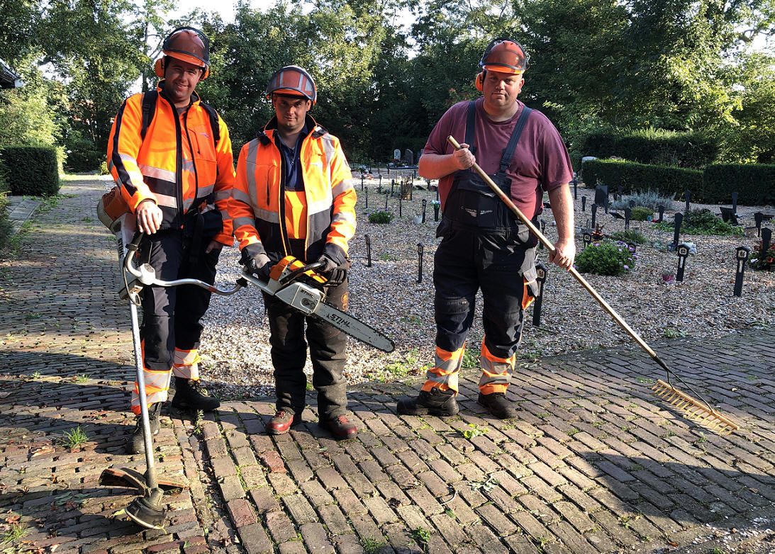 Werkzaamheden groen op de begraafplaats Marken
