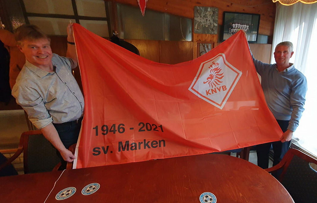 Sportvereniging Marken ontvangt jubileumvlag van KNVB