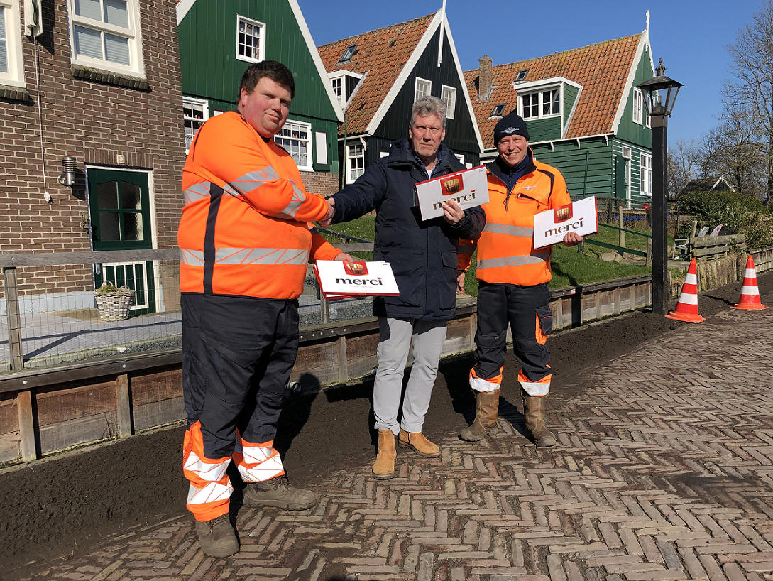 Marken bedankt Buitendienst gemeente Waterland met ‘Merci’