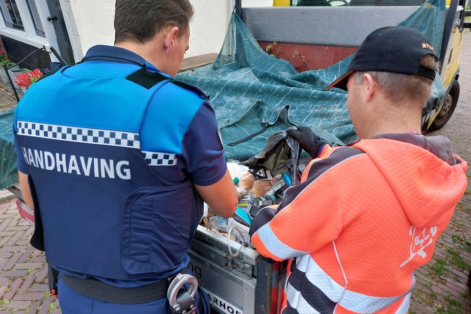 Klikocontroles in Waterland gaan door, maar gemeentelijke boa’s mogen na felle kritiek niet meer ’snuffelen’ in afval van inwoners na