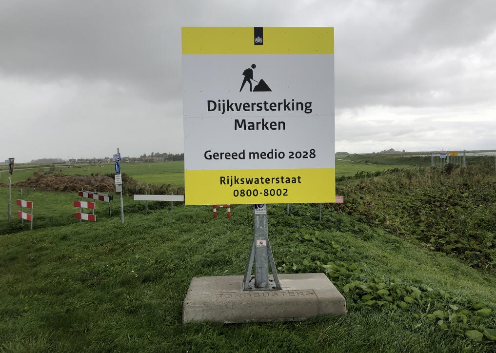 Bord met dijkversterking informatie geplaatst bij Het Kruis