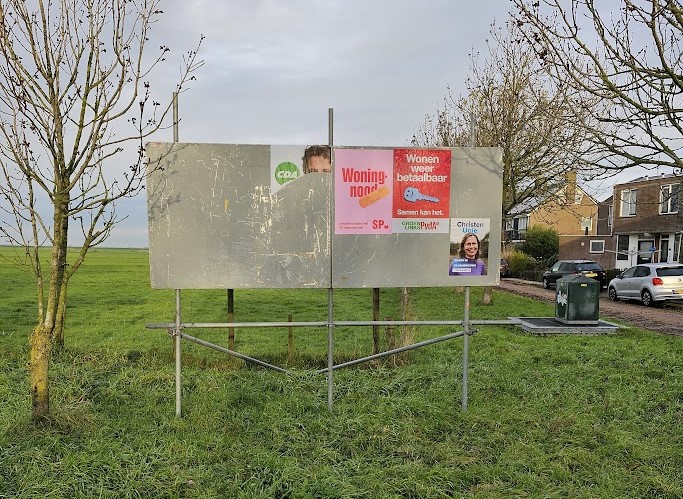 Een bijna leeg verkiezingsbord op Marken.