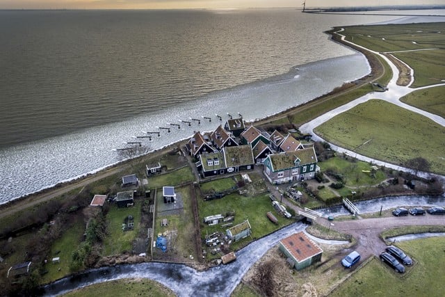 Rijkswaterstaat inspecteert afgekeurd dijkdeel op Marken vanwege hoge waterpeil.