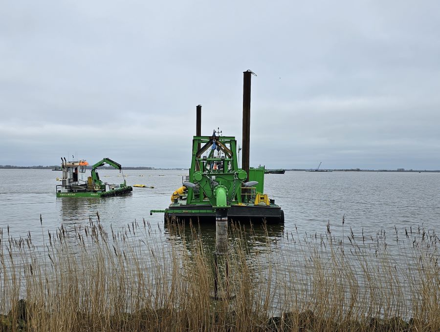 Dijkversterking: eerste zandlaag aan de Westkade vordert gestaag