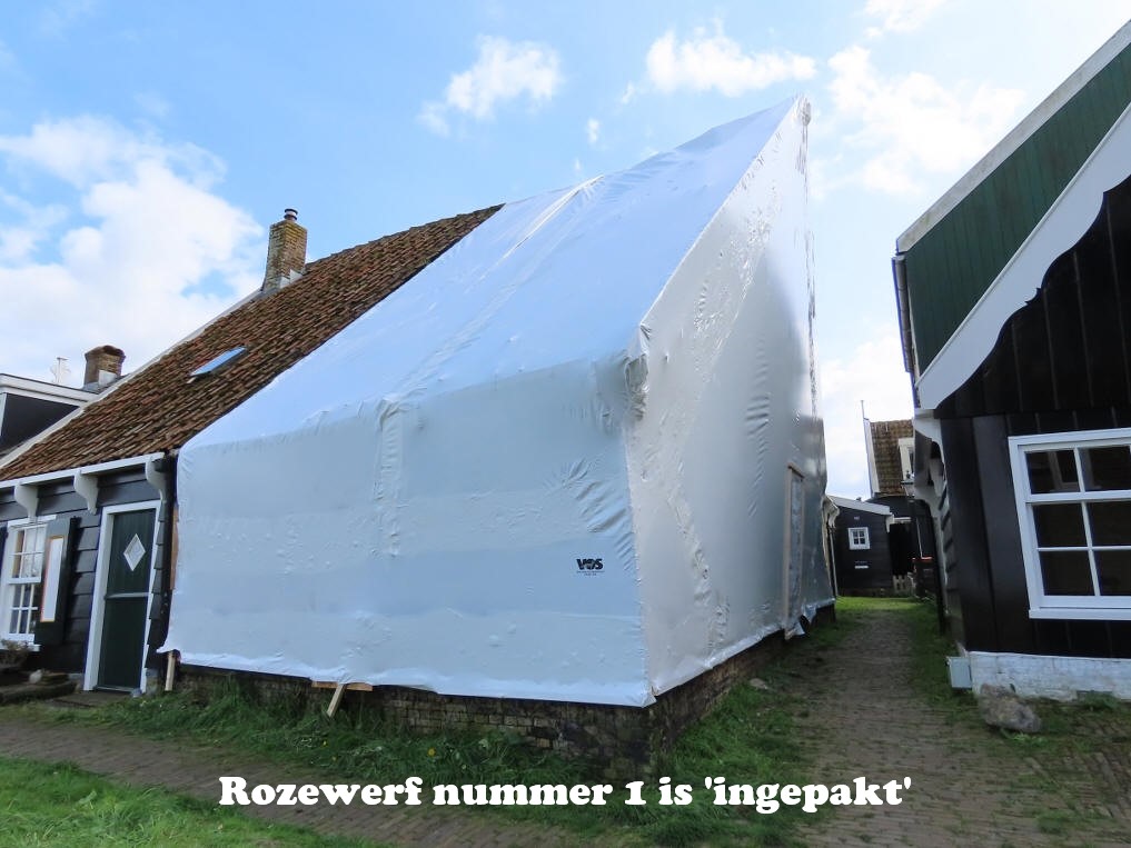 Geen Christo, maar wel ’inpakkunst’ op de Rozewerf op Marken om behoud Rijksmonument zeker te stellen