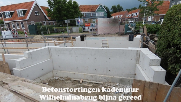 Betonstortingen kademuur Wilhelminabrug bijna gereed