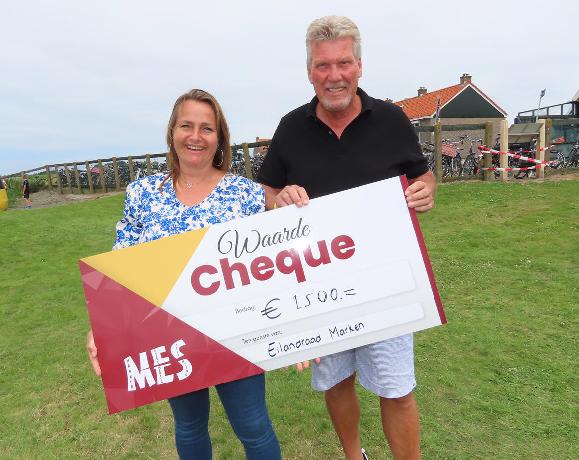 Eilandraad Marken krijgt cheque uitgereikt van € 1.500