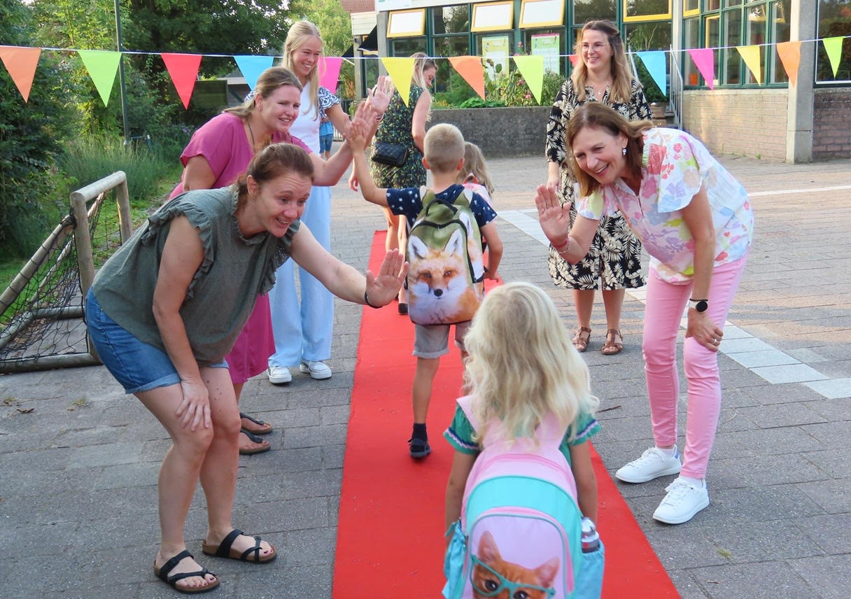 Rode loper ligt uit voor de leerlingen van De Rietlanden