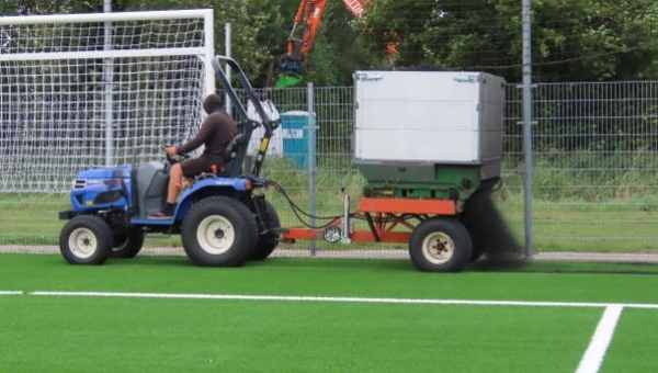 Het nieuwe kunstgrasveld van S.V. Marken is bijna speel gereed