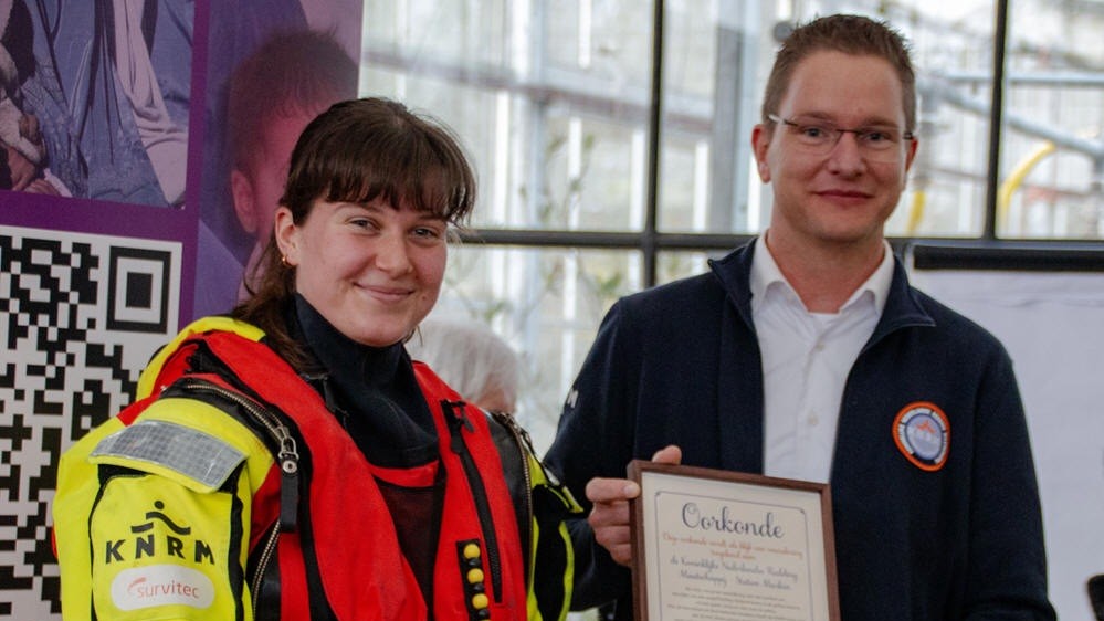 KNRM Marken ontvangt White Ribbon-oorkonde